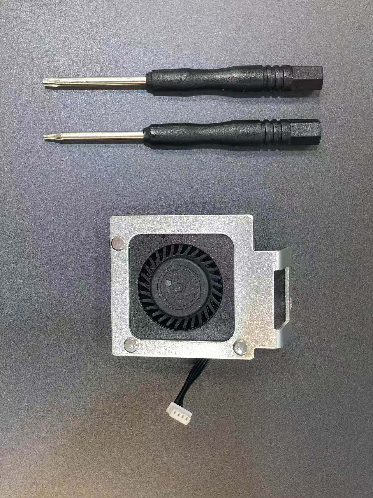 ZimaBoard 2 fan installation kit—PWM fan module with 4-pin cable and T5/T10 Torx screwdrivers (shipping list)