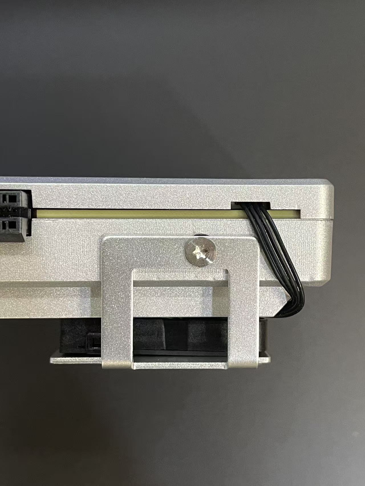 ZimaBoard 2 fan mounting with T10 Torx—secure the fan bracket to the heatsink, airflow toward the fins; cable routed through the side notch (installation step).