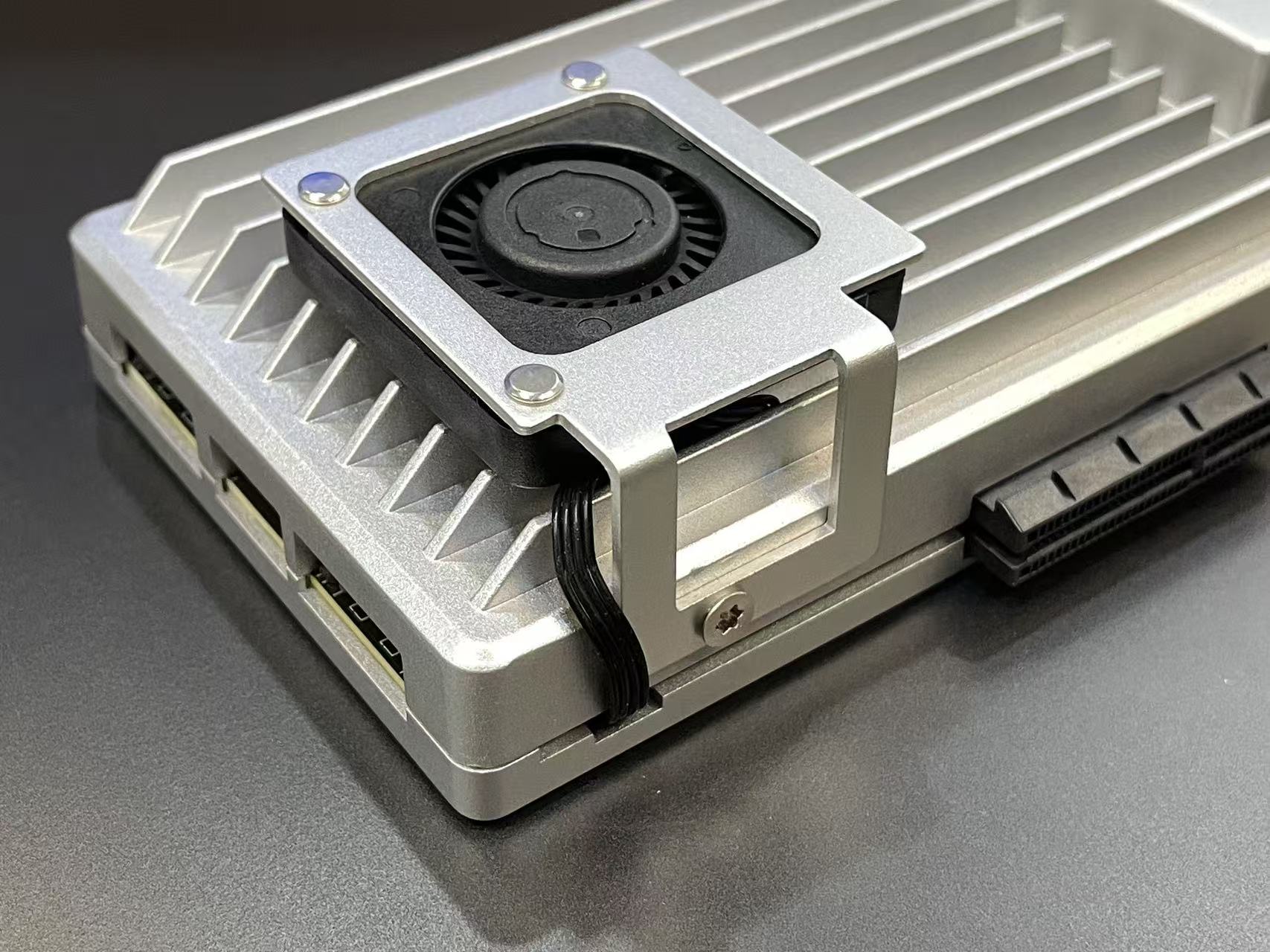 ZimaBoard 2 fan installation complete—fan bracket secured to the aluminum heatsink, airflow toward the fins, cable routed through the side notch (final result).